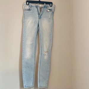 High-waisted jeans